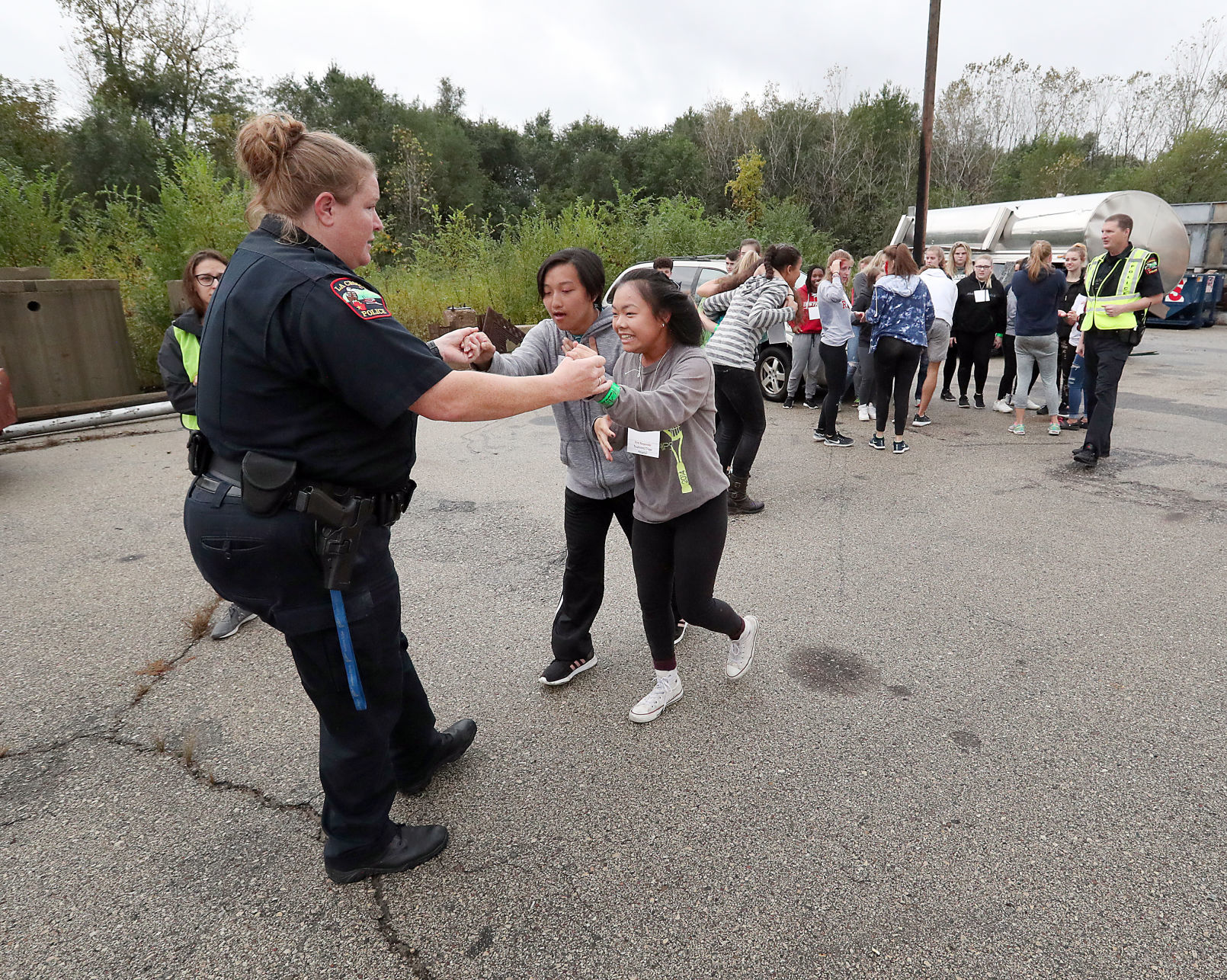 Police officer assists crash victims
